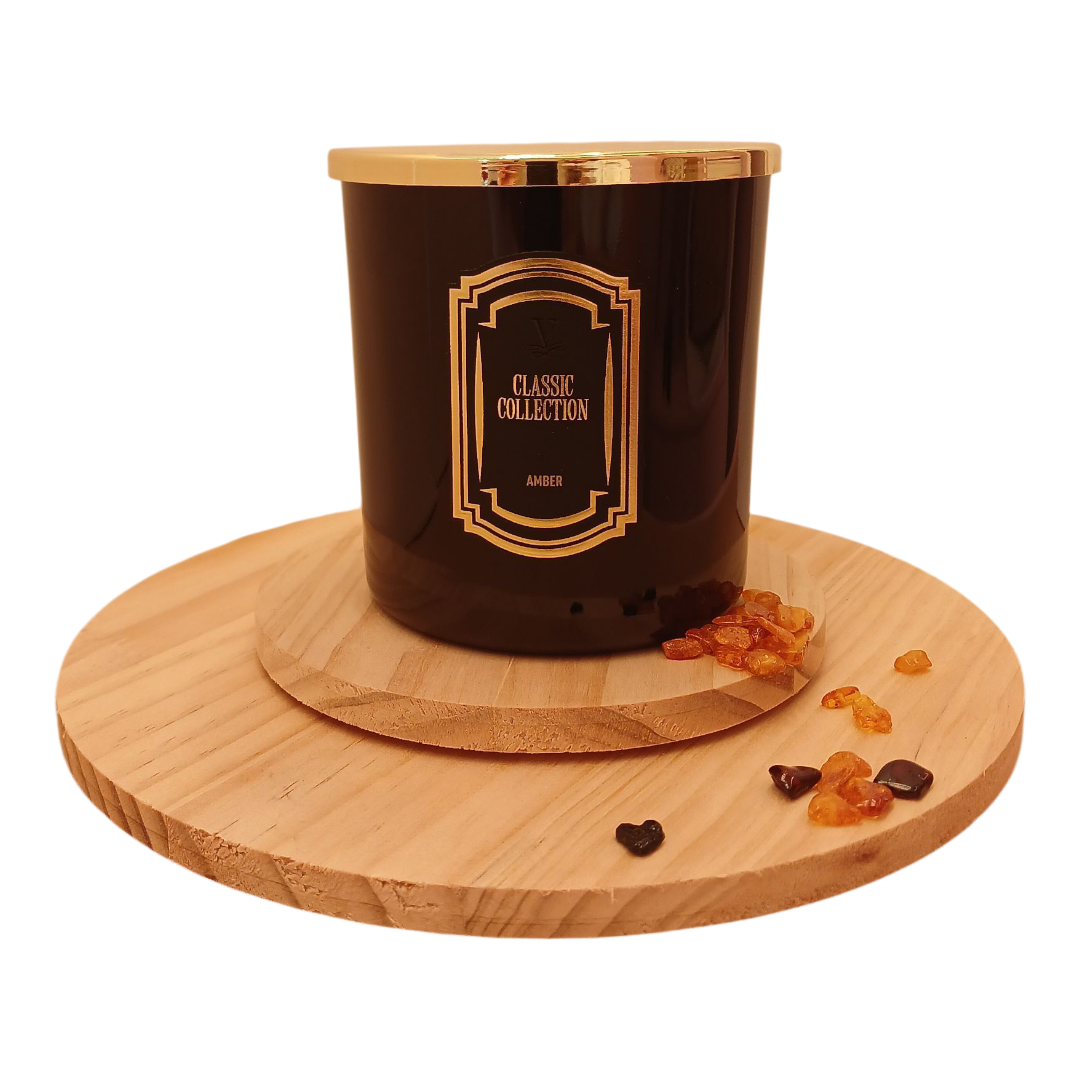Vela de 500gr com aroma amber em frasco preto translúcido com tampa dourada